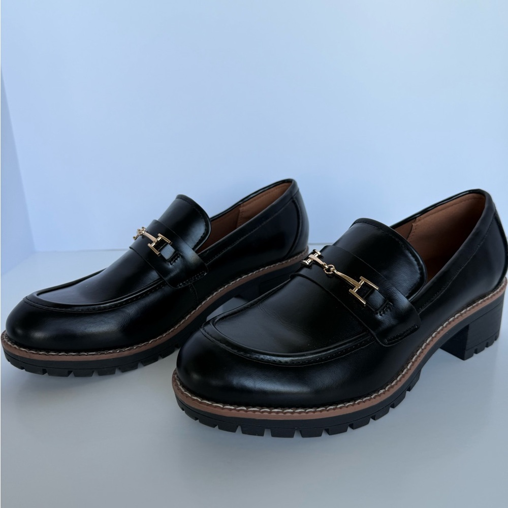 NWOT Y2K chunky black heel size 9 with‎ gold accent. Gilmore Girls replica.